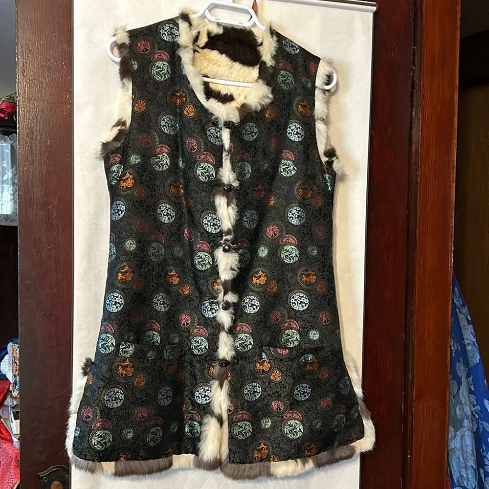 Custom tailored Chinese sleeveless reversible fur & satin long coat, size small